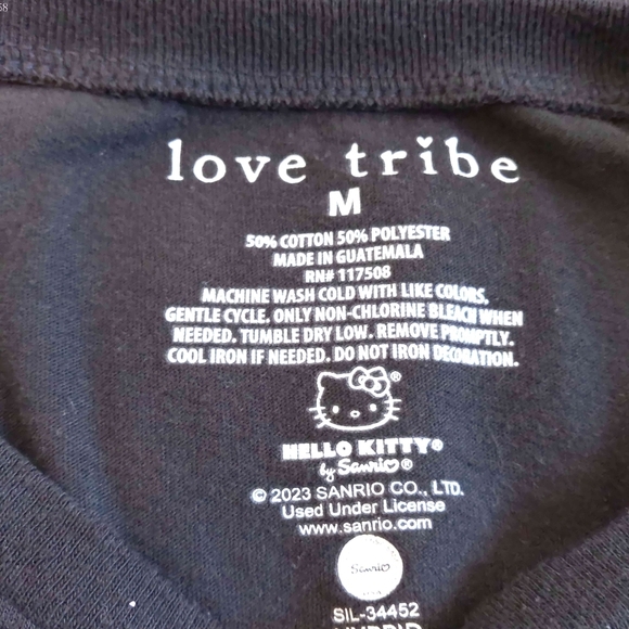 HELLO KITTY RACE CAR SHIRT - Picture 6 of 7